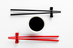 筷子和碗酱在白色背景上