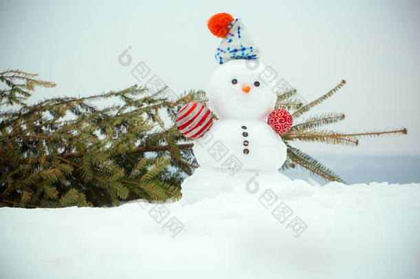 圣诞树和雪人站在白雪皑皑的背景上的白色天空上
