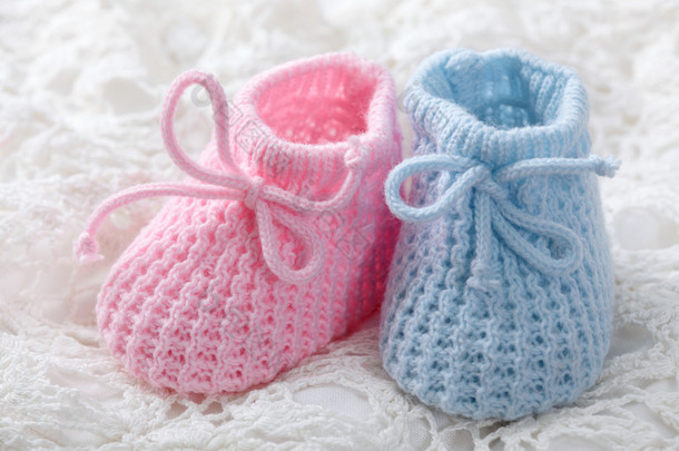 蓝色和粉红色婴儿袜