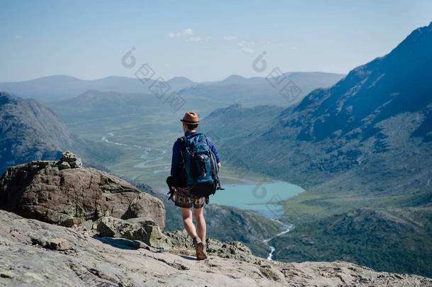 挪威 Jotunheimen 国家公园 Gjende 湖 Besseggen 岭男子徒步旅行 