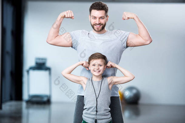 男孩和年轻人展示肌肉 