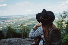 妇女旅行者, 享受自然在山顶概念冒险活动假期户外远足运动