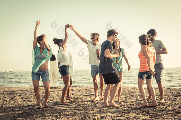 群的朋友开派对在沙滩上