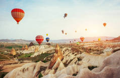 彩色热气球飞越红河谷, 安纳托利亚, 土耳其。格雷梅国家公园的火山山.