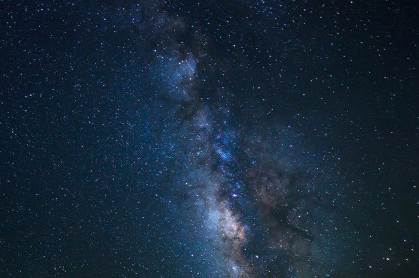 夜晚的天空，明亮恒星和银河系