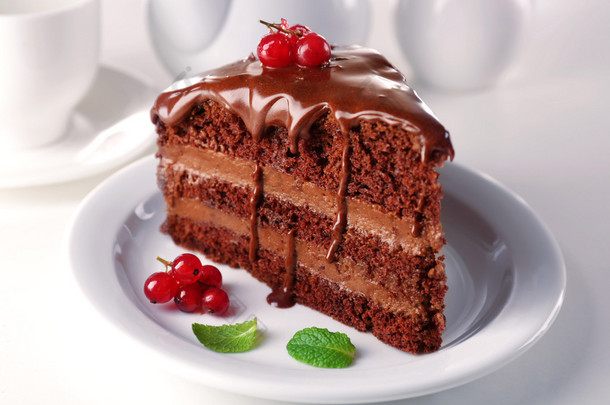 薄薄的<strong>背景</strong>下盘中美味的巧克力蛋糕