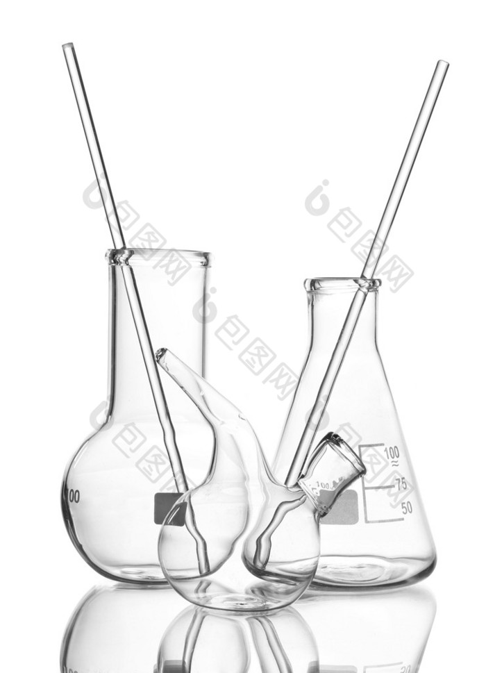 三个空实验室玻璃器皿用反射隔离在白色 化学仪器