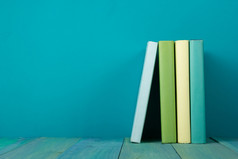 行的五彩斑斓的图书，又脏又臭的蓝色背景，免费副本空间