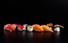 日本海鲜寿司，黑色背景