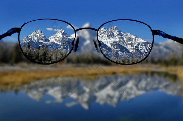 眼镜和明确的愿景的山