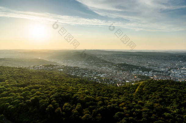 美丽的日落在斯图加特城市, 德国