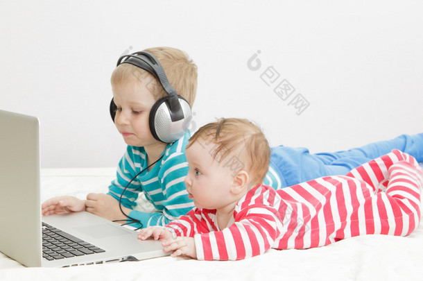 孩子们使用电脑