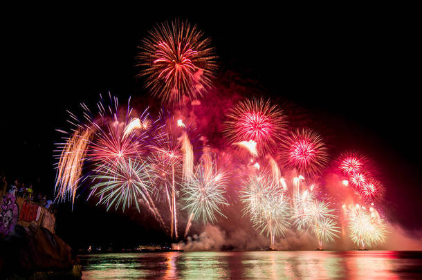 夜空中神奇的魔法烟火