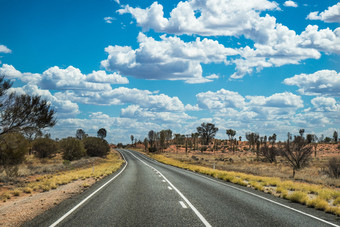 路上开车的时候在澳大利亚内陆地区图片
