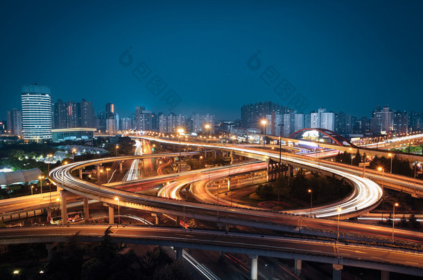 在夜晚的美丽立交桥