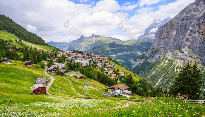 美丽的景观景色迷人伦山村庄的劳特布龙嫩山谷和瑞士阿尔卑斯山的背景下，少女峰地区，伯尔尼高地，瑞士，欧洲