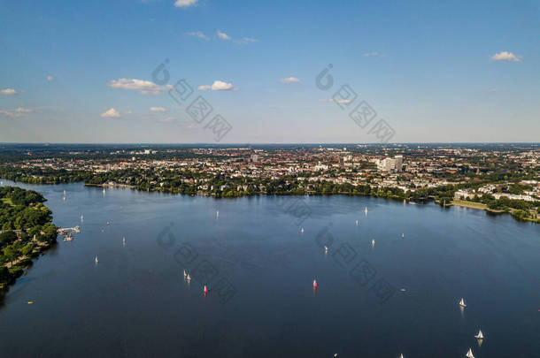 汉堡市中心的阿尔斯特湖的空中景观。 夏天的Geramania