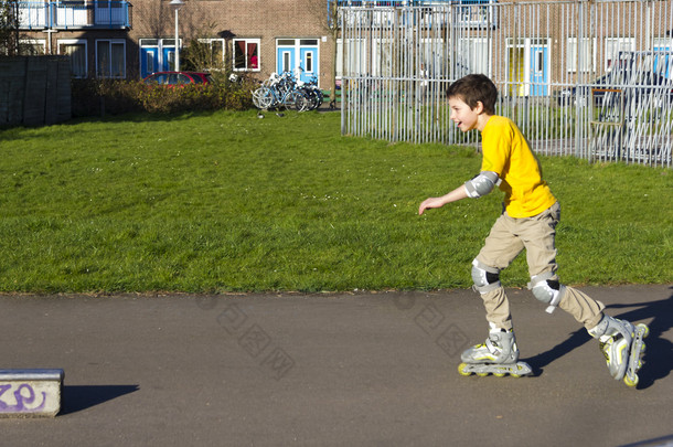 拍摄的微笑滑动 rollerskaters 在<strong>保护套</strong>件