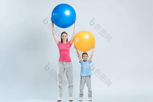 母亲和女儿与健身球