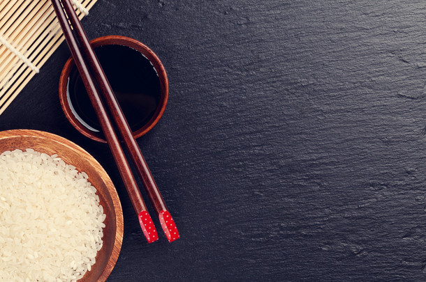 日本寿司酱油碗和水稻的<strong>筷子</strong>