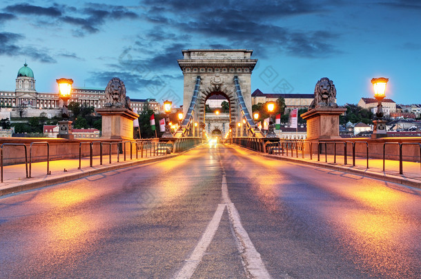 链桥在布达佩斯在晚上.