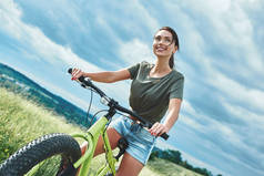 山地自行车-自行车的女人享受暑假