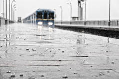 雨天火车站