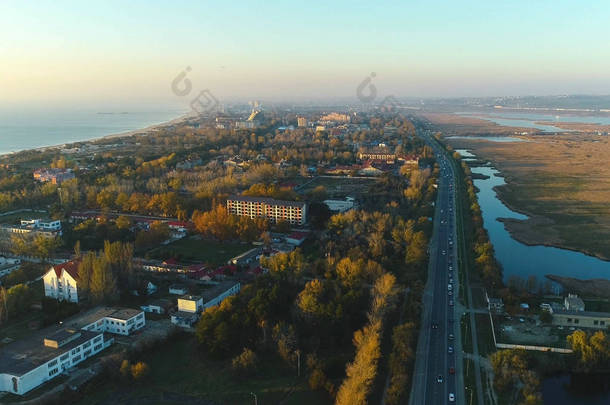 沿海城市的美丽的夜景与道路和潮湿的<strong>草地</strong>。<strong>航拍</strong>照片.