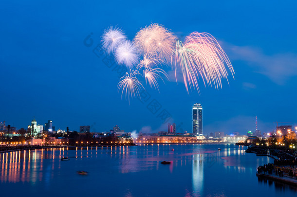 烟花在夜晚的城市-叶<strong>卡特</strong>琳<strong>堡</strong>、 俄罗斯 