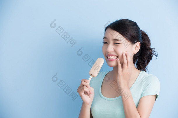 女人有牙齿敏感 