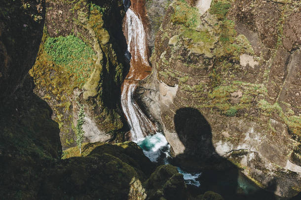 冰岛 Fjadrargljufur 峡谷中以阳光照射的河流鸟瞰图