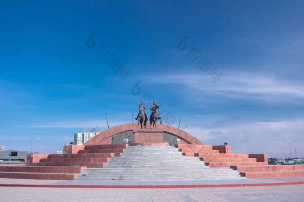 哈萨克斯坦英雄 makhambet Utemisov 和 isat <strong>的</strong>纪念碑, 位于 atyrau 时光超干。晴天<strong>的</strong>蓝天。哈萨克斯坦