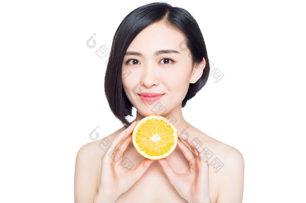 中国的女人在她手里的<strong>橘子</strong>