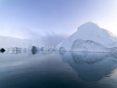 北极冰山格陵兰岛北极海中。你可以很容易看到那冰山水面上和水面下。有时令人难以置信的一座冰山的 90%是在水之下