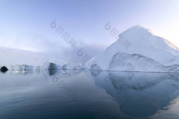 北极冰山格陵兰岛北极海中。你可以很容易看到那冰<strong>山水</strong>面上和水面下。有时令人难以置信的一座冰山的 90%是在水之下