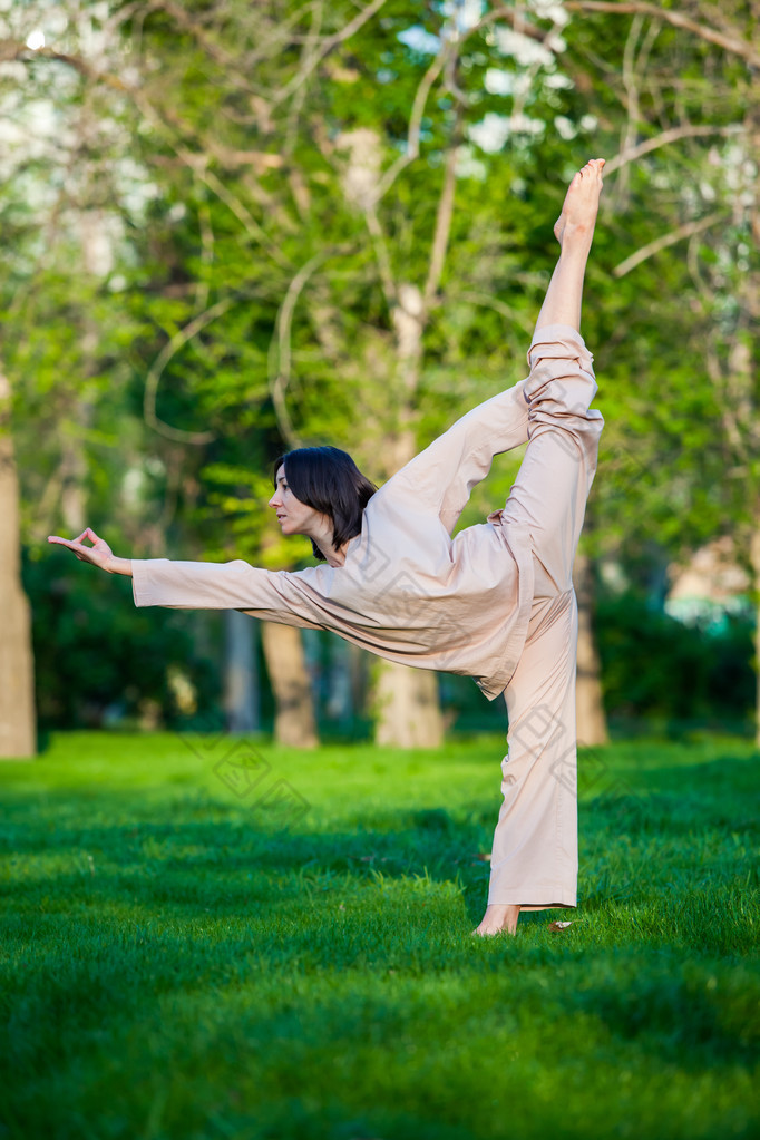 早晨用树背景练瑜伽