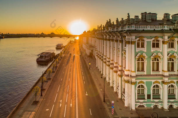 圣彼得堡。赫米蒂奇圣彼得堡上空的日出。宫殿堤岸。俄罗斯。圣彼得堡的<strong>街道</strong>。涅瓦河博物馆.