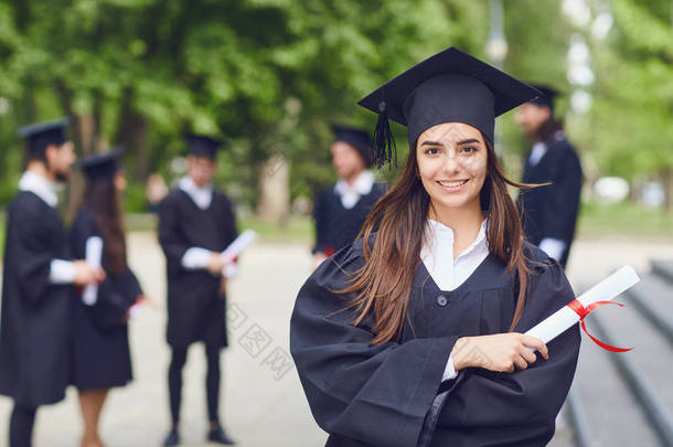 以大学毕业生为<strong>背景</strong>的年轻女毕业生.