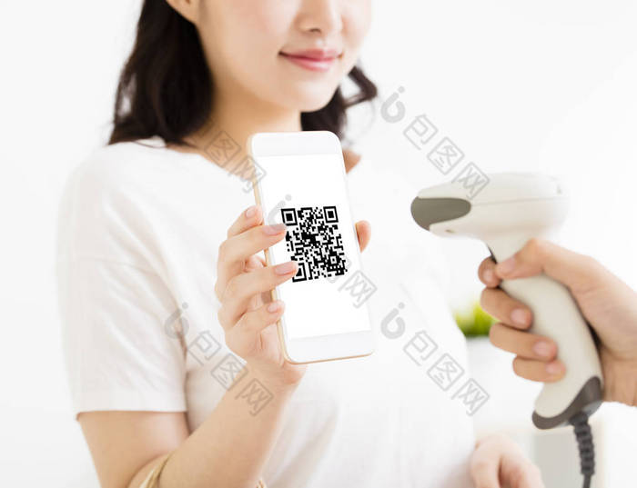 年轻女子用 qr 代码智能手机支付