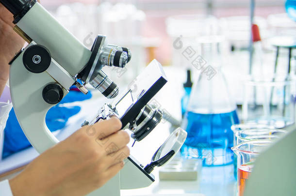 <strong>专业</strong>的化学和生物科学家用显微镜研究新疫苗的采样结果.科学家在实验室里做实验.科学实验概念、背景和版权空间