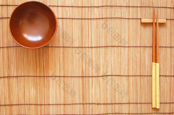 用竹消光<strong>背景</strong>上的木碗筷子