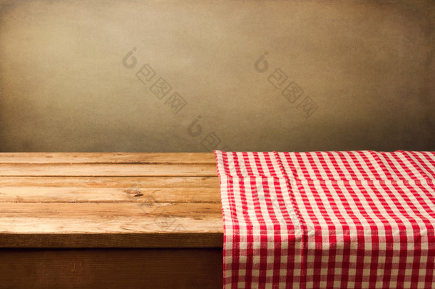空木桌上的红色选中桌布