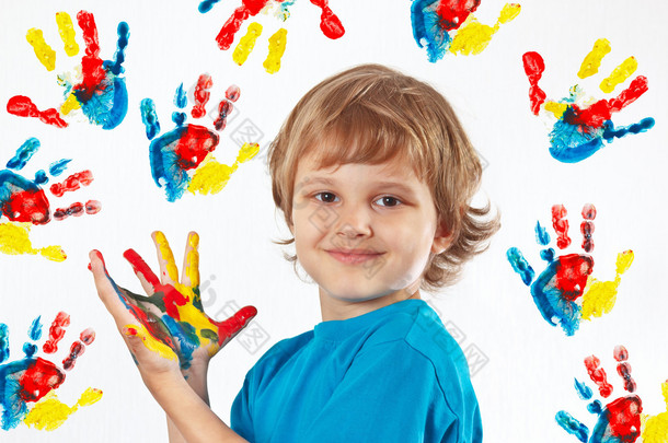 微笑的男孩用彩绘<strong>手手</strong>的背景上打印