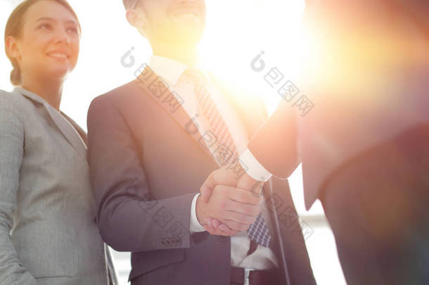 商业伙伴<strong>握手</strong>的图像.