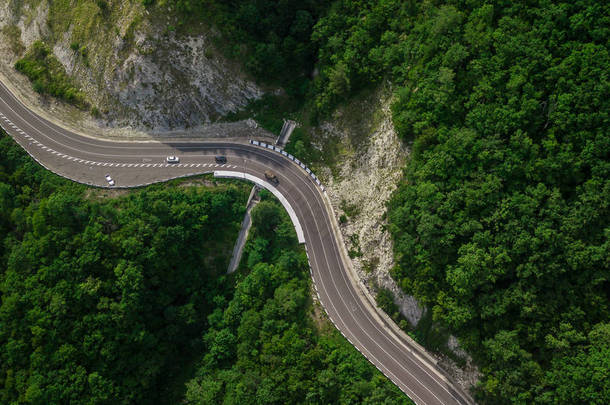 <strong>无人</strong>机的鸟瞰图 - 从俄罗斯索契的高山通道蜿蜒的道路.