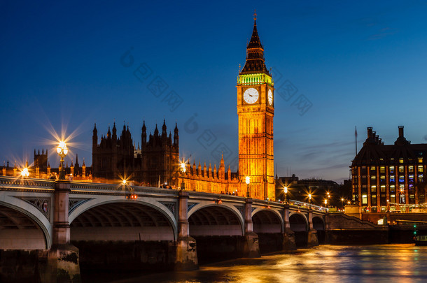 大笨钟和在<strong>晚上</strong>，伦敦，英国议会的房子