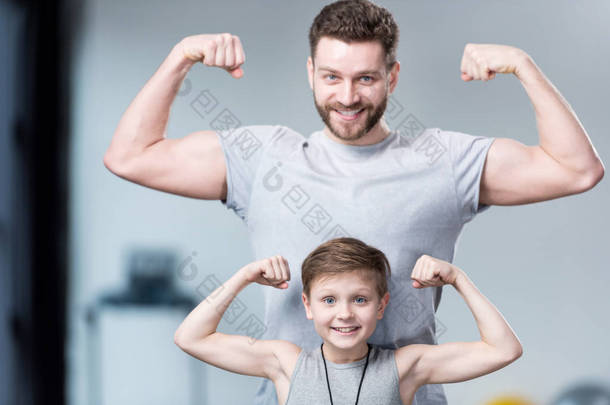 男孩和年轻人展示肌肉 
