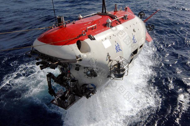 2011年7月26日, 载人<strong>潜水器</strong>胶龙被抬上太平洋向阳航9号母舰
