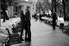 在秋城散步的年轻人和女人, 浪漫快乐的情侣 