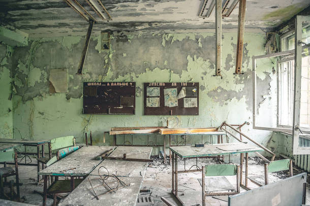 书桌和黑板在普里<strong>皮</strong>亚季学校废墟的类房